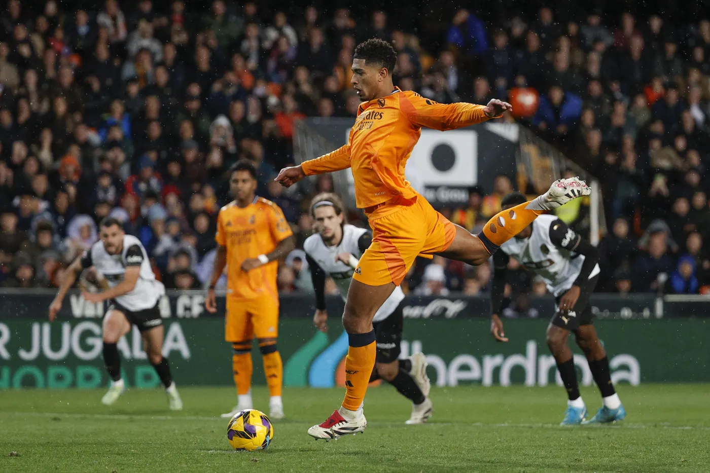 Bellingham zmarnował karnego, Vinicius Junior wyleciał z boiska, a Real i tak pokonał Valencię