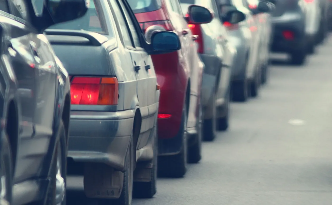 Deszczowy poranek spowodował gigantyczne korki w całej Warszawie