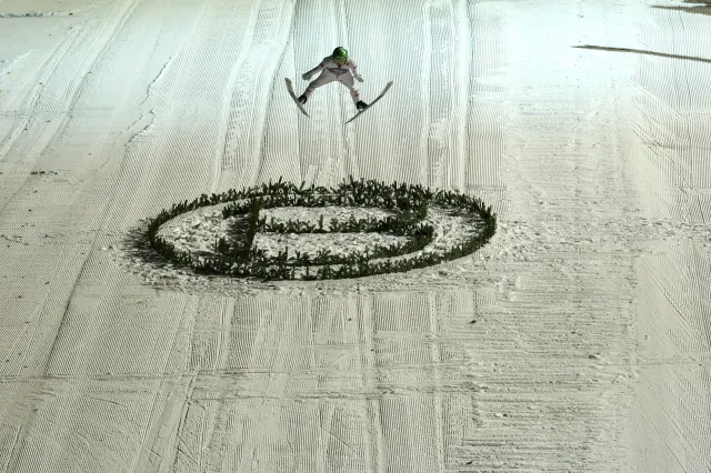 Norweski skoczek narciarski pracuje w hotelu jako nocny portier