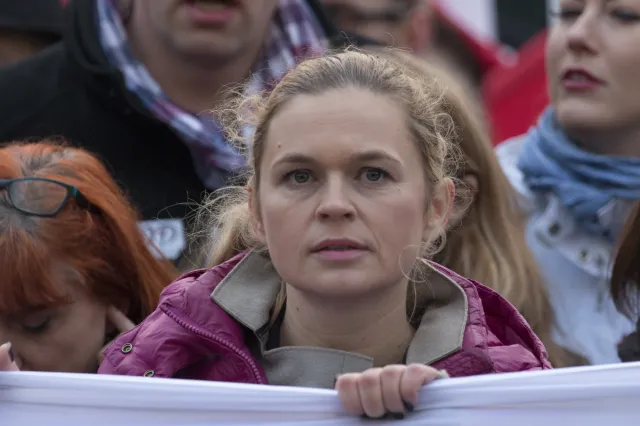 Nowacka obrażona na stadionie. "Chcieliśmy napisać, że jesteś w porządku, ale przejęzyczyliśmy się"