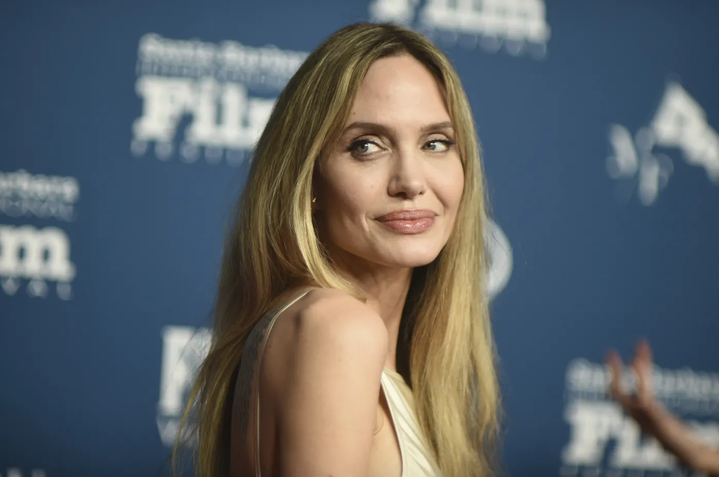 Poruszona Angelina Jolie wspomina zmarłą matkę. "Bez niej byłabym niczym"
