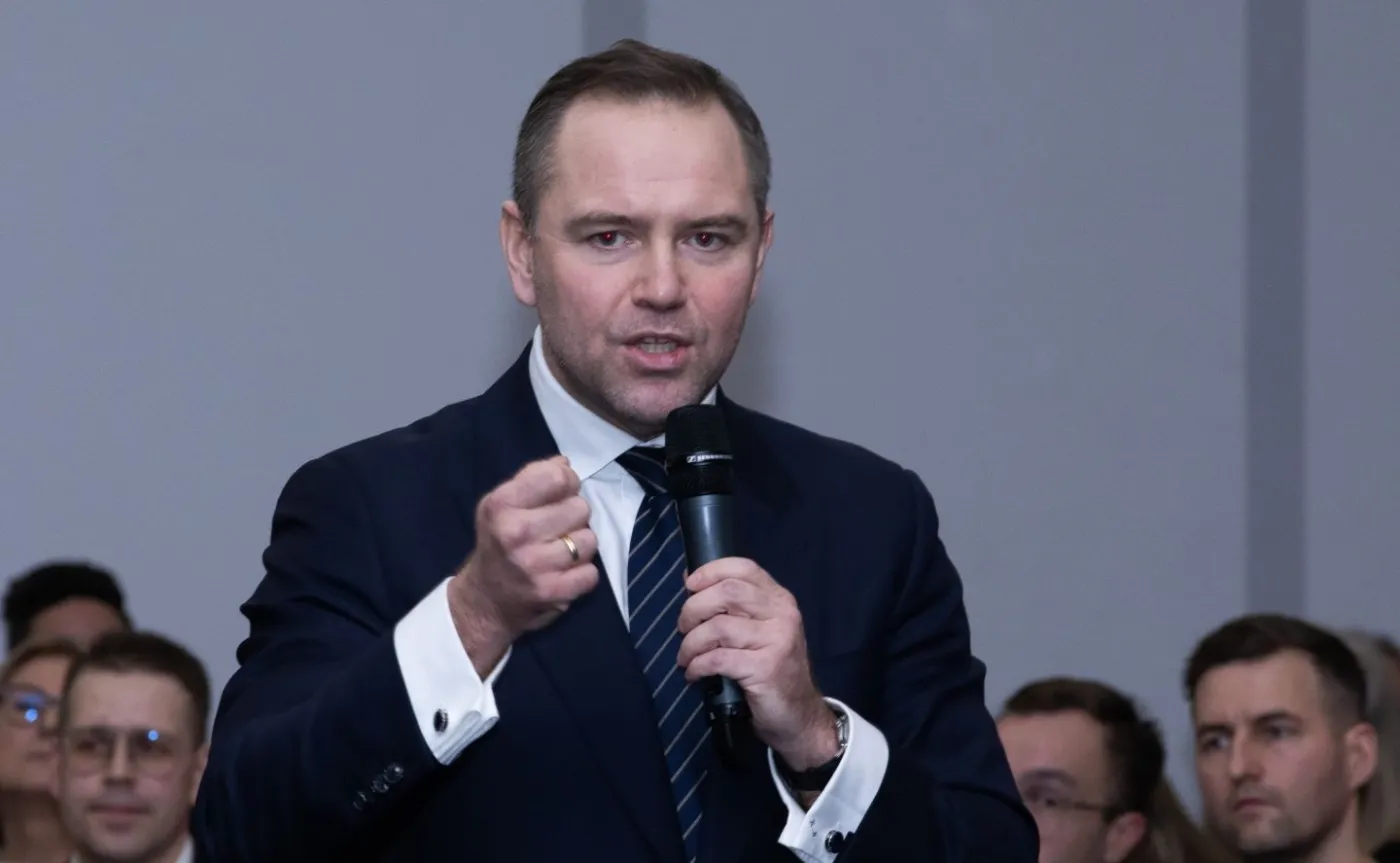 Burza po słowach księdza na wiecu. Nawrocki nie gryzł się w język