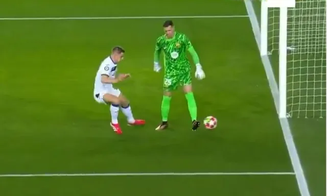 Szczęsny bał się zaryzykować. Jego zagranie zostało hitem internetu [WIDEO]