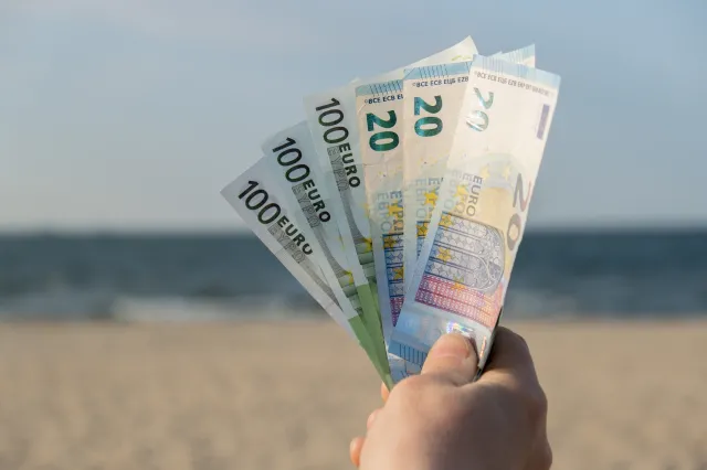 Ponad 2700 zł lub 3600 zł na urlop od pracodawcy w 2025 roku. Świadczenie urlopowe to nie to samo, co "wczasy pod gruszą"