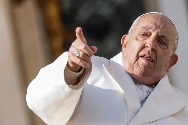 Poruszający moment w Watykanie. Papież Franciszek pojawił się na zakończenie mszy