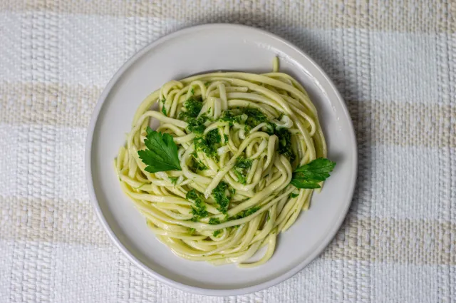 Zrób to pesto z makaronem, obiad będzie hitem. Danie jak z Włoch, a składniki są na łące