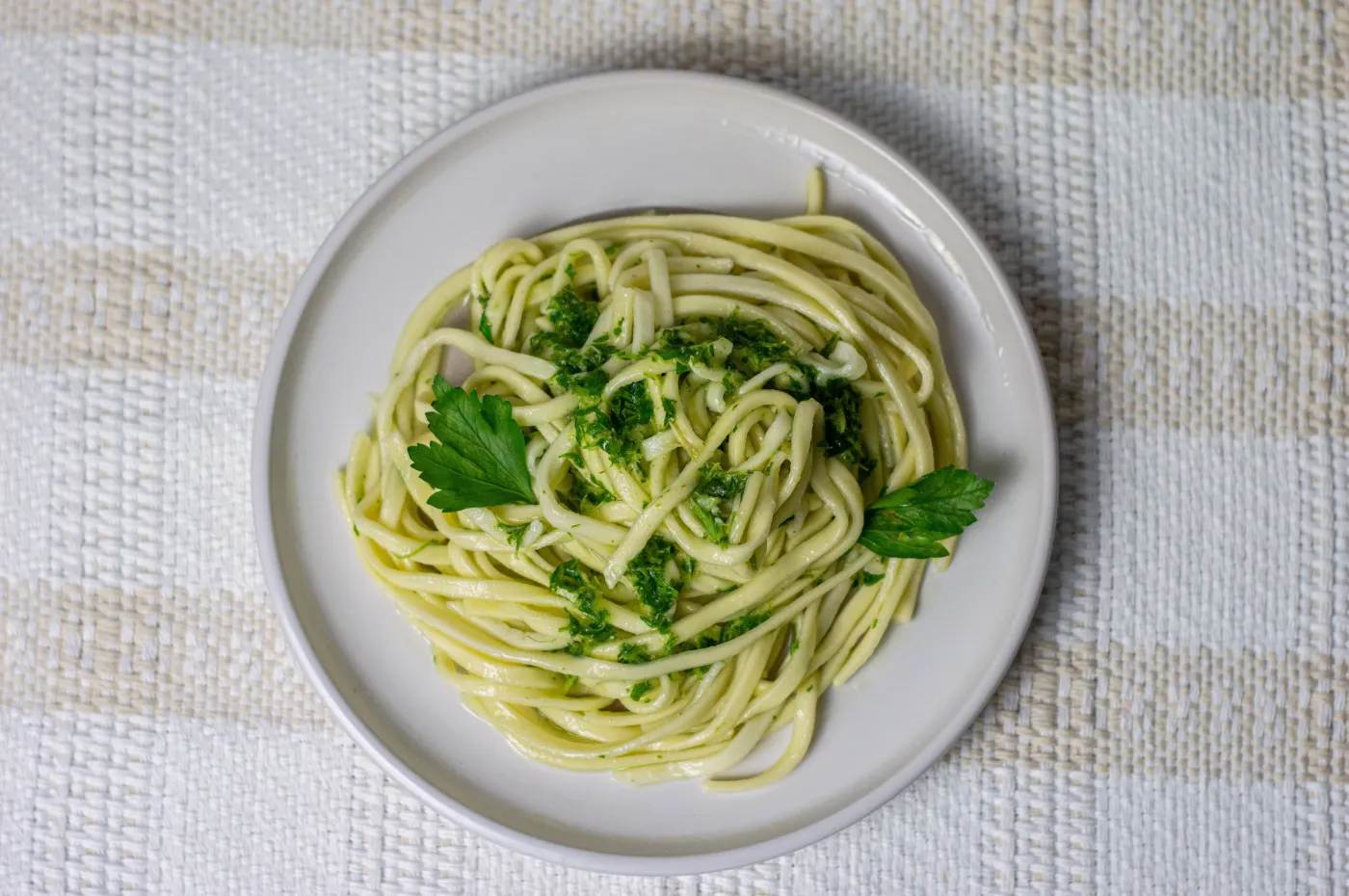 Zrób to pesto z makaronem, obiad będzie hitem. Danie jak z Włoch, a składniki są na łące