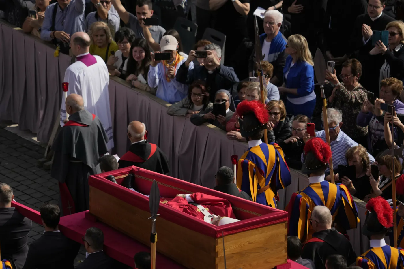 Jak zachowywać się w czasie żałoby narodowej? Poradnik dobrego tonu