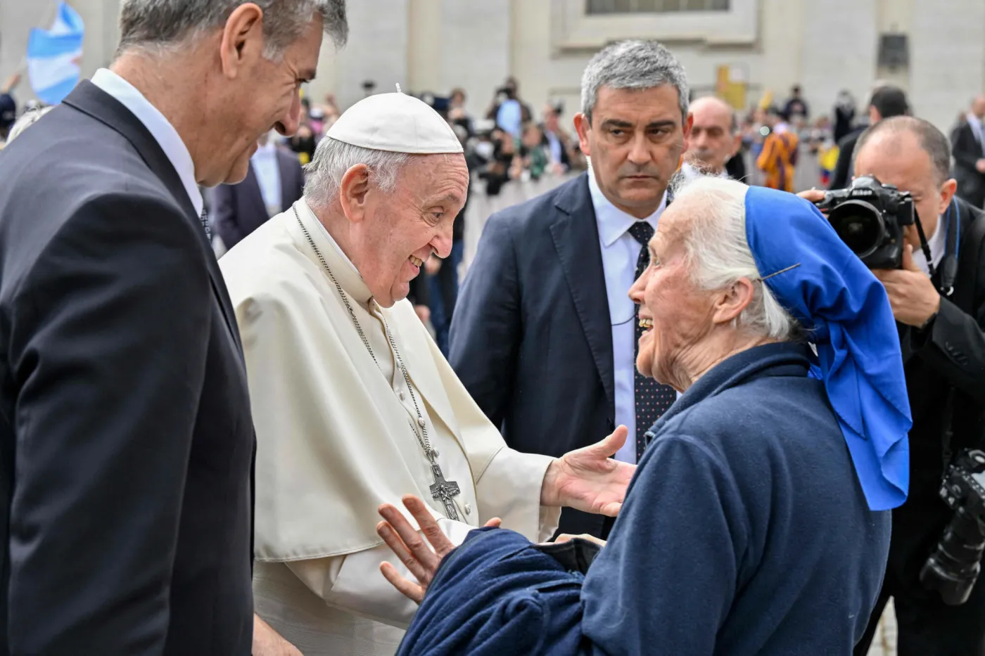 Była bliską przyjaciółką papieża Franciszka. Przy trumnie złamała zasady