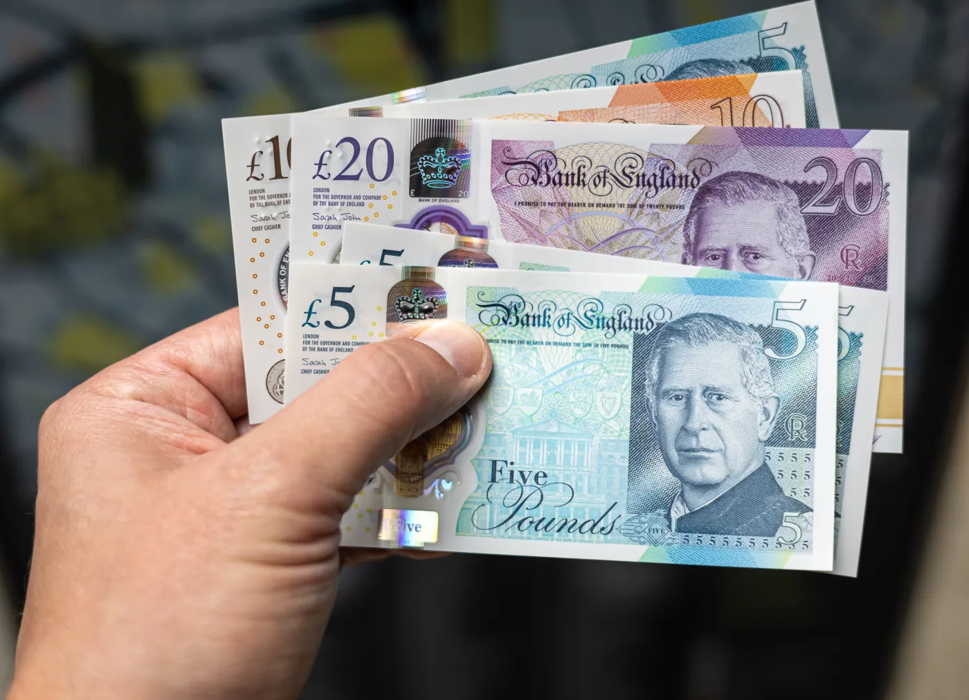 Ujawniono zdumiewające dane brytyjskiej skarbówki. Polscy imigranci zarabiają więcej niż Brytyjczycy