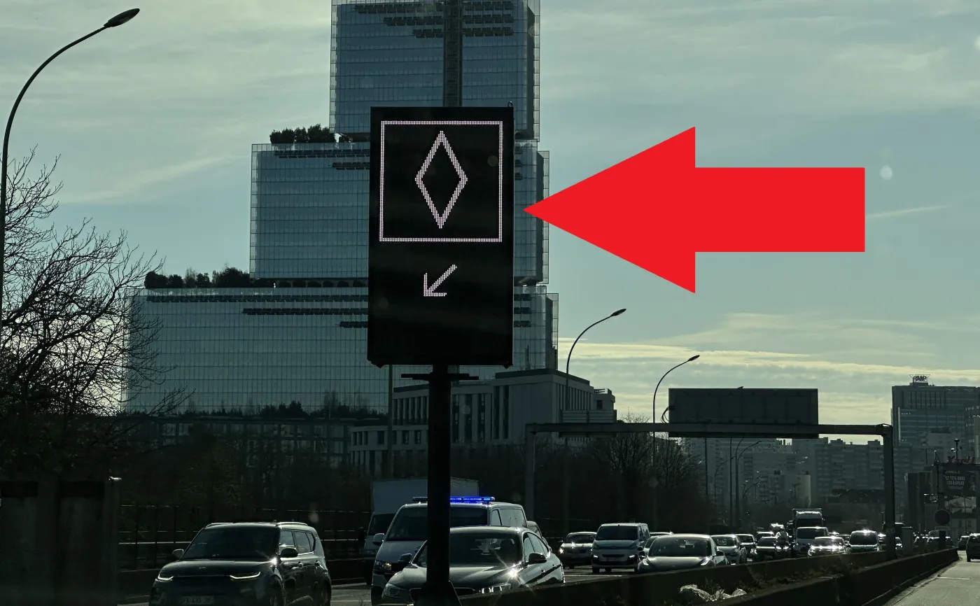 Biały romb może być na niebieskim lub czarnym tle