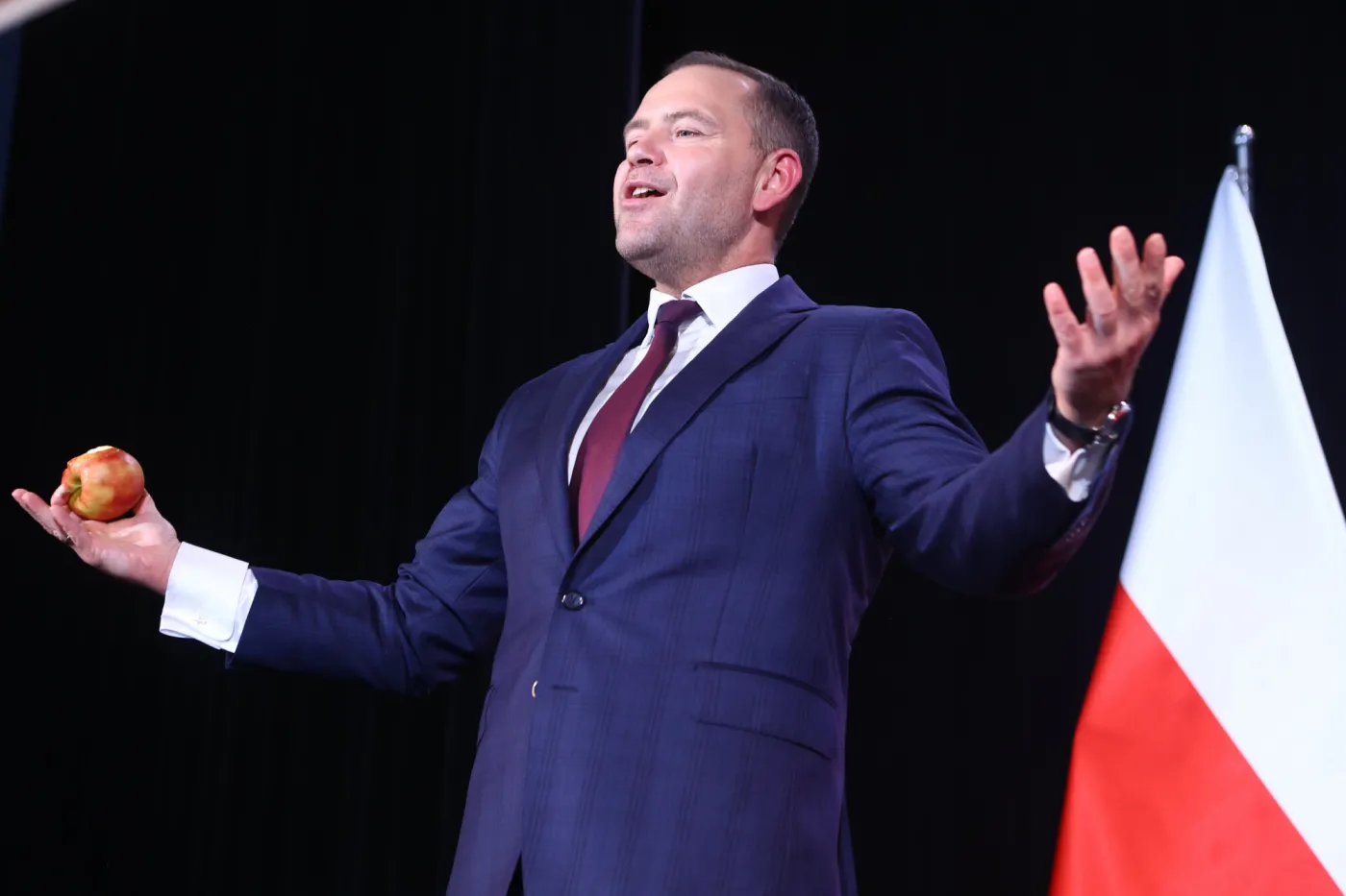 Media zelektryzowała wiadomość o tym, że Karol Nawrocki przejął mieszkanie seniora za opiekę, a 80-latek przebywa w DPS 