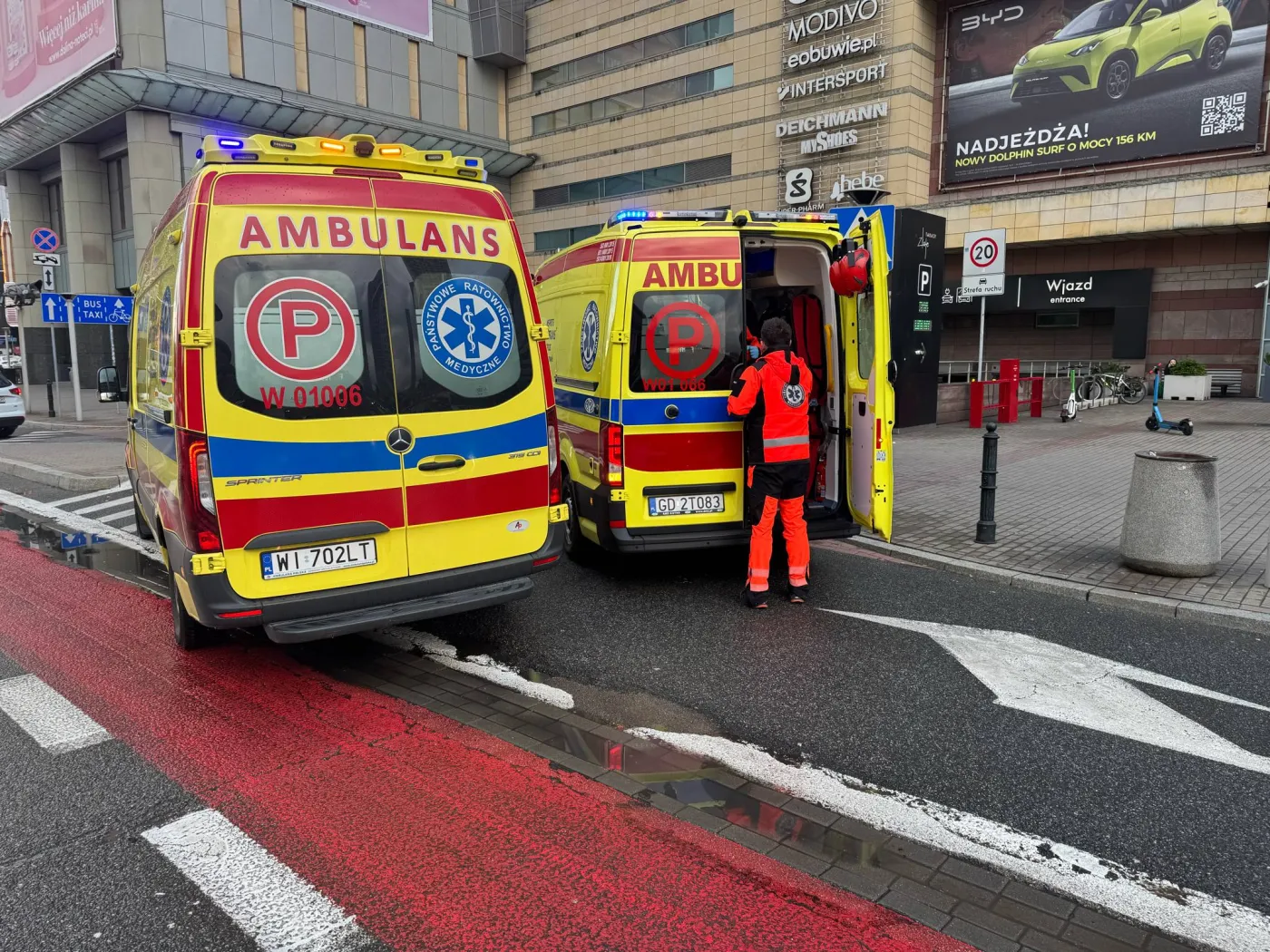 76-letni mężczyzna potrącił autem na przejściu dla pieszych przy wjeździe na parking do Złotych Tarasów trzy 15-latki