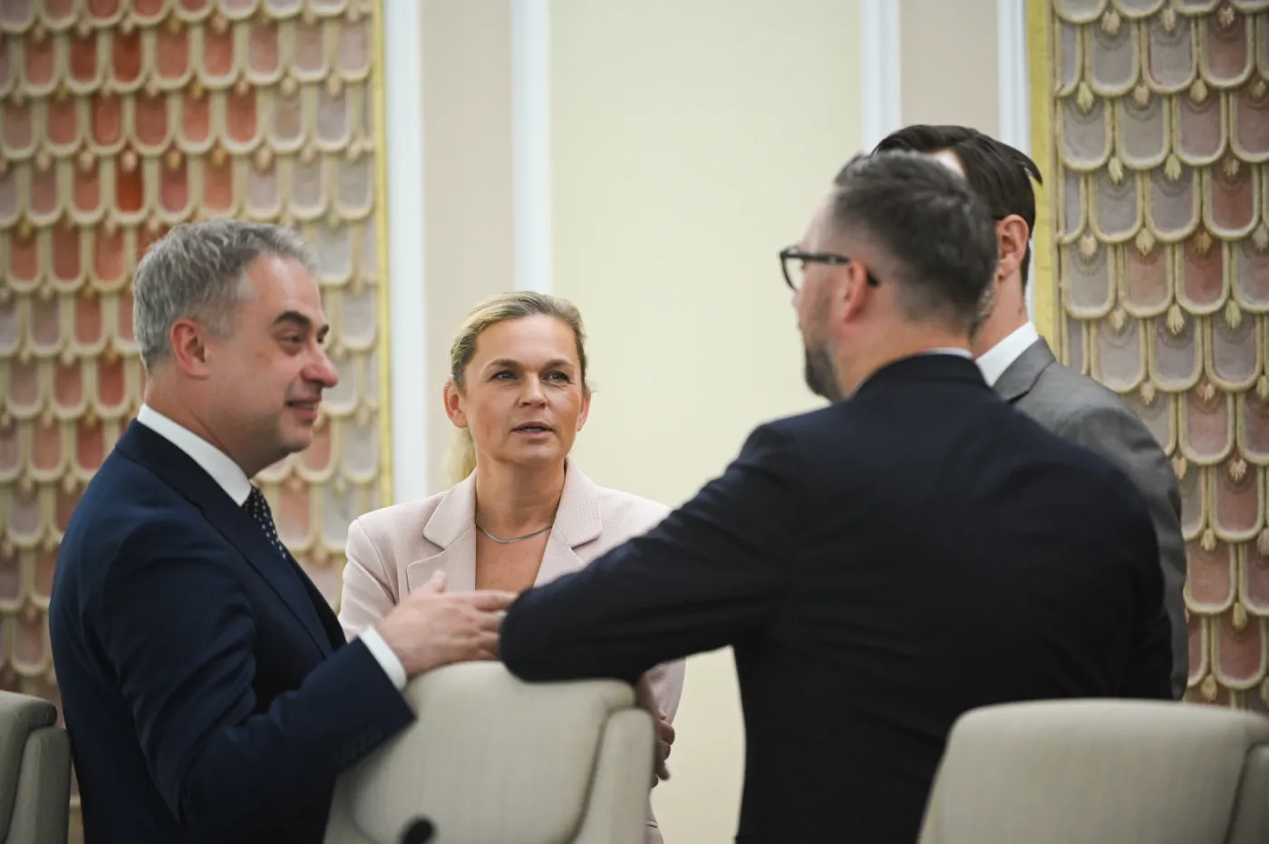 Telefon komórkowy dla każdego nauczyciela? Nowa propozycja trafiła do MEN