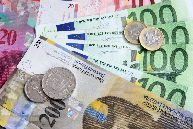 Złoty słabnie. Euro, dolar i frank w górę na początku tygodnia [KURSY WALUT]