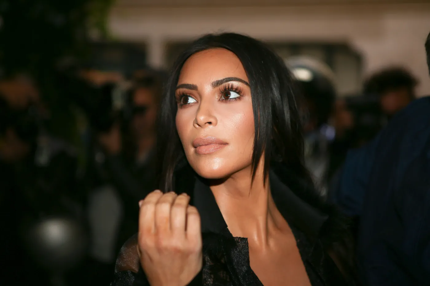 Przebrali się za policjantów i wtargnęli do jej apartamentu. Kulisy szokującego ataku w nowym filmie