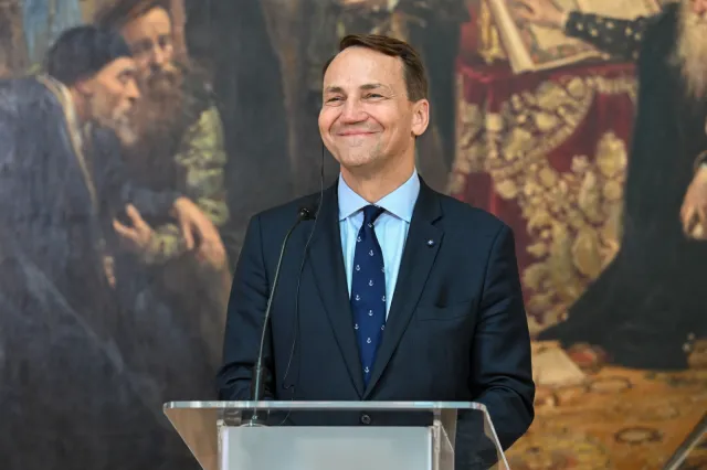 Sikorski ostro zareagował na słowa biskupów. "Niech zrzuci sukienkę i zapisze się do PiS-u"