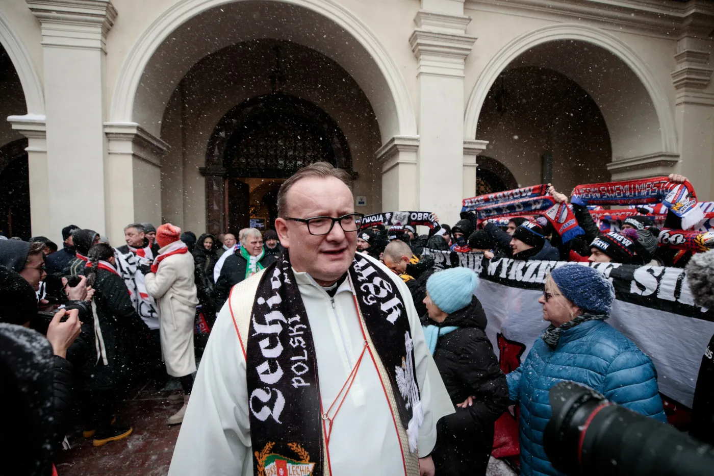 Karol Nawrocki wybrał kapelana. "Fotografuje się z kibolami-przestępcami"