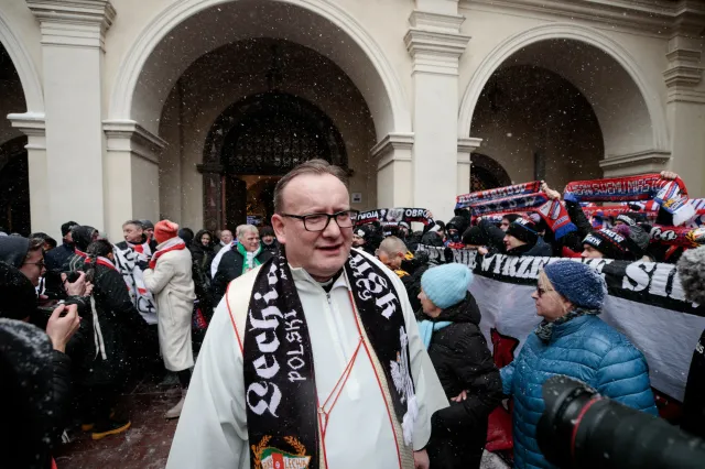 Karol Nawrocki wybrał kapelana. "Fotografuje się z kibolami-przestępcami"