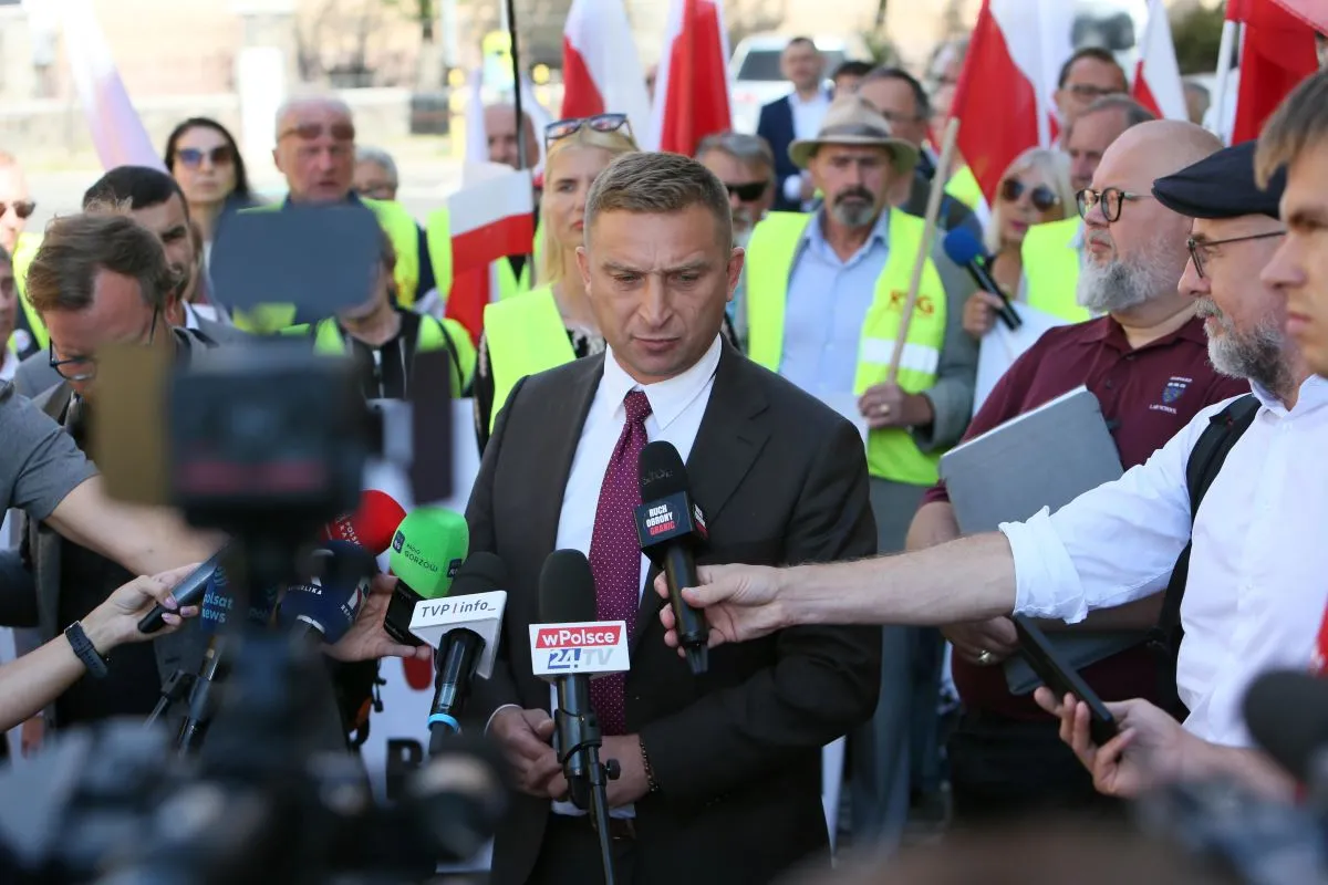 Prokuratura postawiła zarzuty Robertowi Bąkiewiczowi. Chodzi o znieważenie funkcjonariuszy na granicy