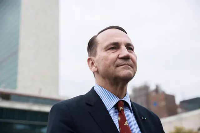 Polacy widzą go jako premiera. "Sikorski to jedyny profesjonalny minister w tym rządzie"