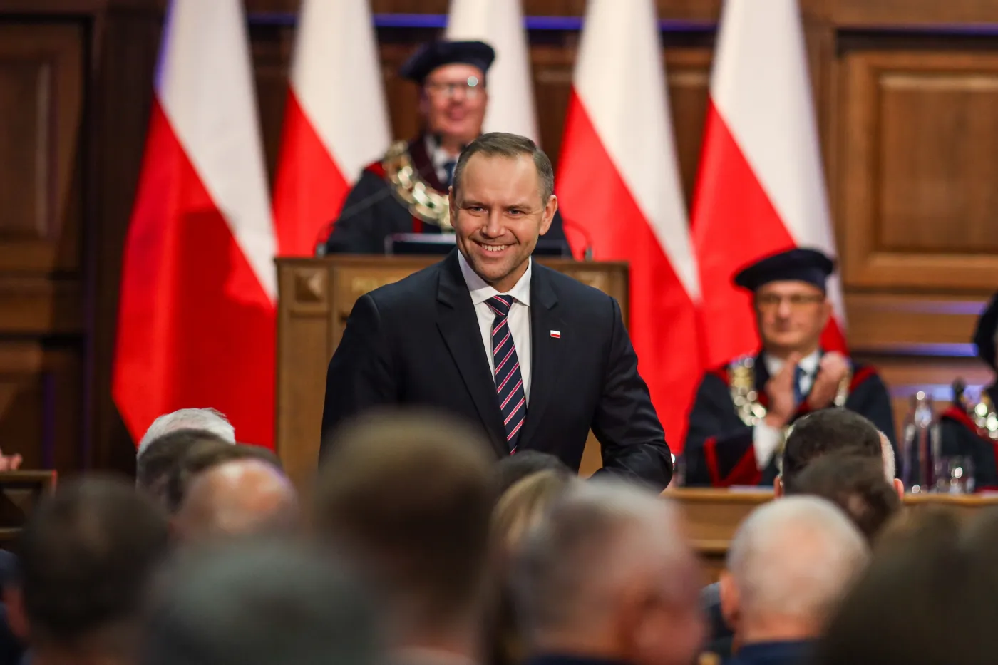 Część nauczycieli może zgarnąć drugą pensję. Nowe przepisy obowiązują przez pół roku