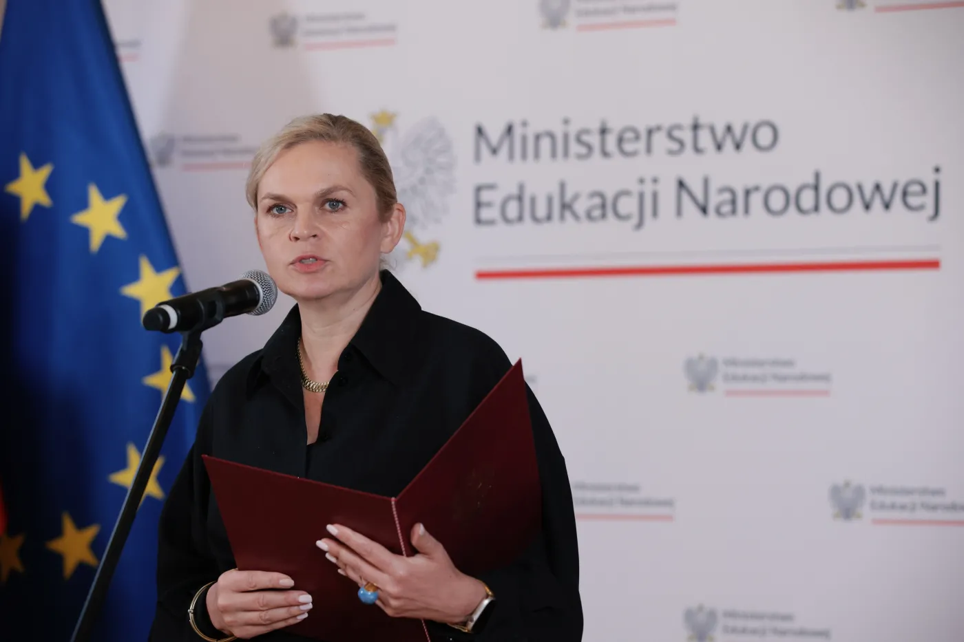 "Nauczyciele wprowadzeni w błąd". Nie cichnie burza po komunikacie MEN