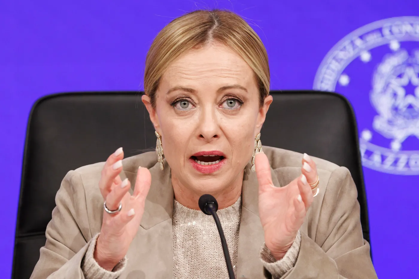 Giorgia Meloni w ogniu krytyki. "Musi wyjaśnić, po której stronie są Włochy"