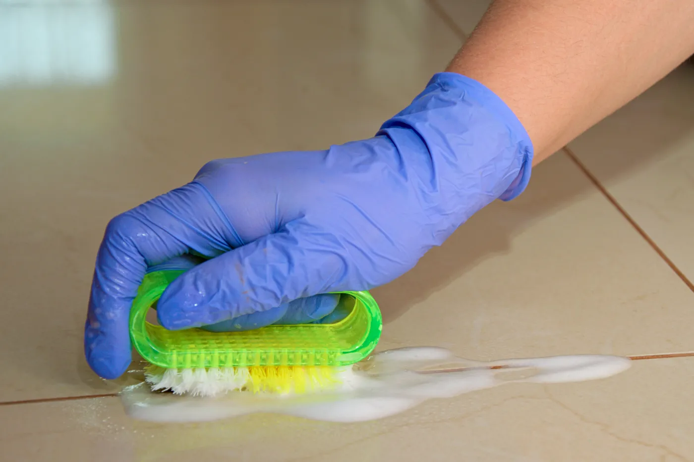 Weź ten produkt z domowej apteczki i spryskaj nim fugi. Będą jak nowe