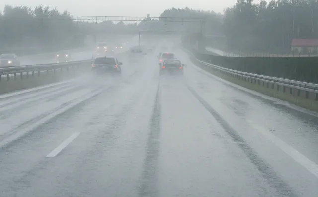 Alarm pogodowy dla siedmiu województw. IMGW wydaje ostrzeżenia przed mgłami i burzami