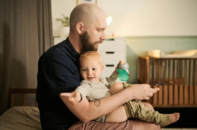 Coraz więcej ojców korzysta z zasiłku macierzyńskiego. Nowe dane ZUS robią wrażenie