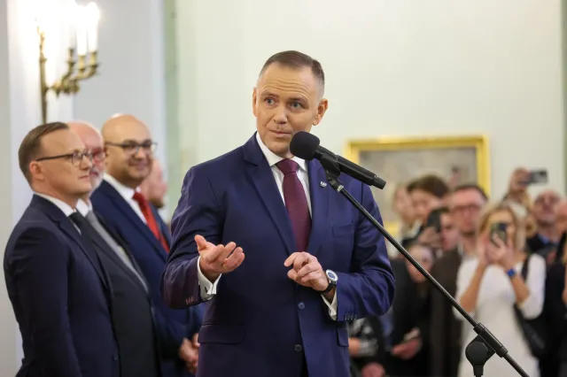 Ostry spór wokół SAFE. Polacy wiedzą, co powinien zrobić Karol Nawrocki [SONDAŻ]