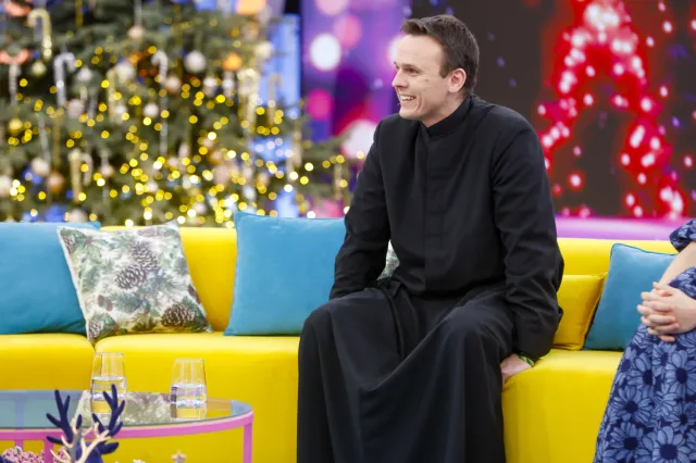 Szokuje udziałem w "The Traitors". Ksiądz z osiedla: "Moim życiowym celem było, by księdzem nie być" [WYWIAD]