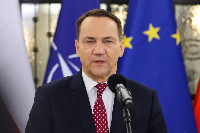 Polacy utknęli na lotniskach Bliskiego Wschodu. Sikorski: Premier ostrzegał