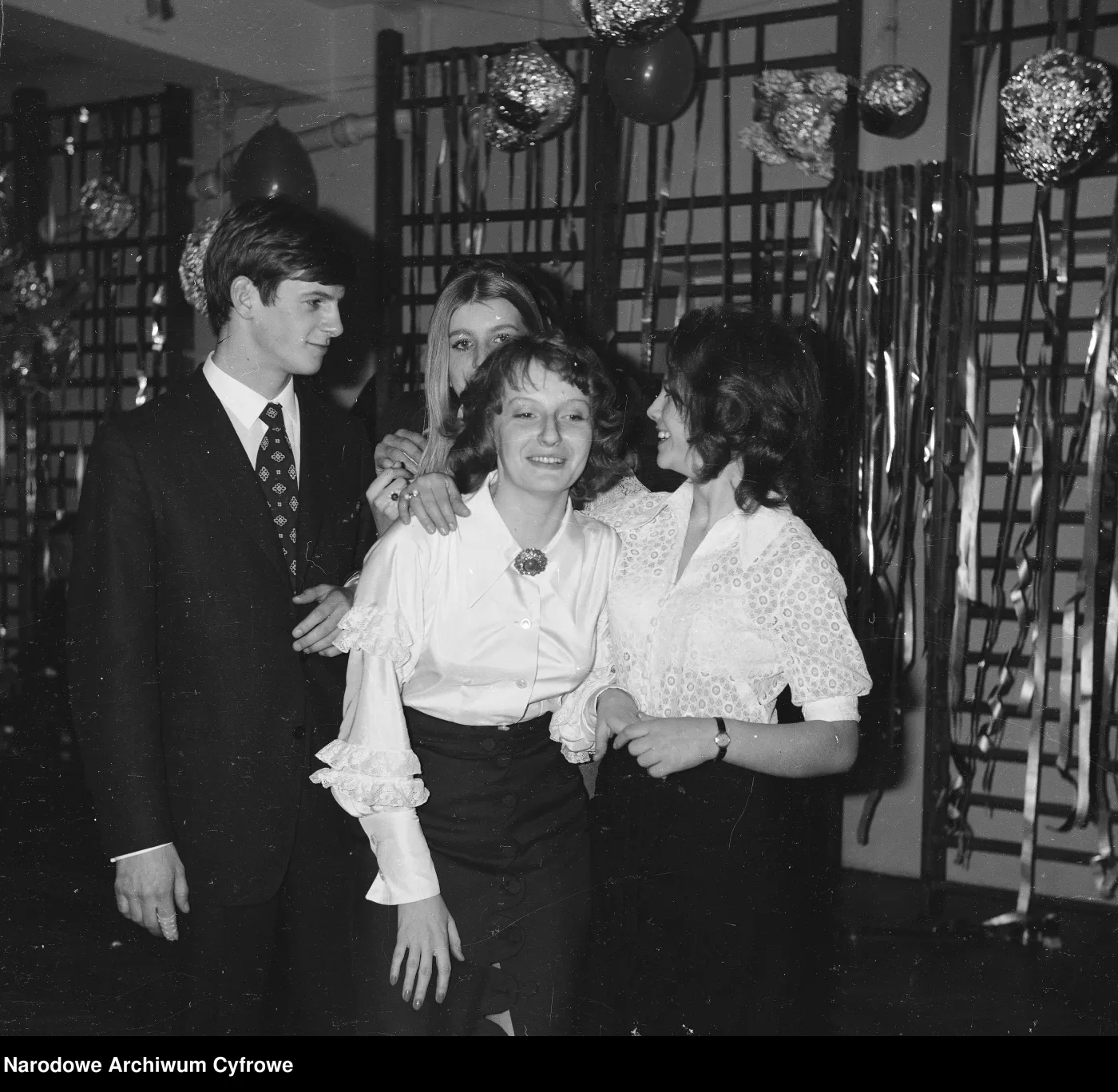 Quiz: Studniówki w PRL – sprawdź, jak bawili się maturzyści kiedyś!