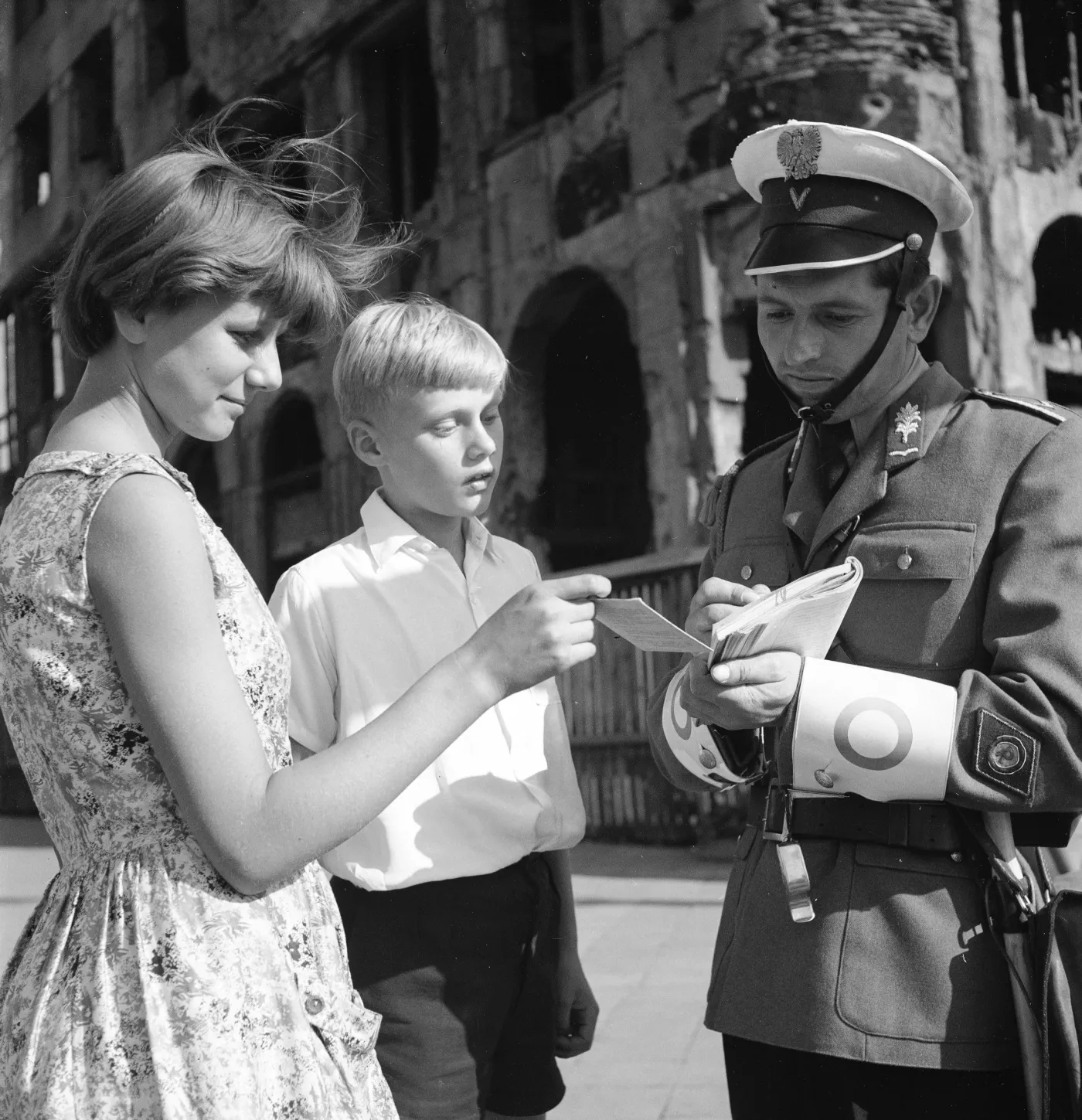 Kartki, dowód, meldunek. QUIZ zdradzi, czy znasz obowiązki obywatela PRL