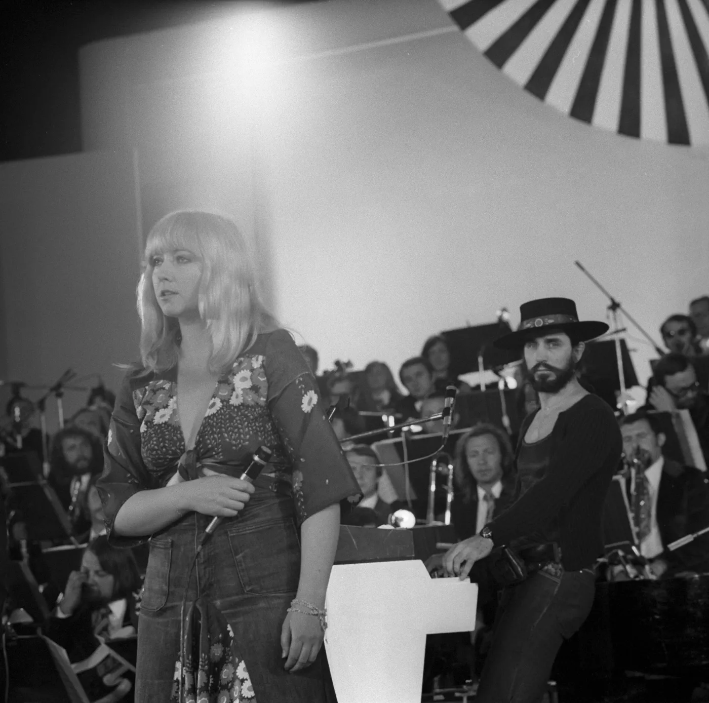 Opole 06.1975. XIII Krajowy Festiwal Piosenki Polskiej w Opolu, 25–29 czerwca 1975. Na scenie piosenkarka Maryla Rodowicz i wokalista, kompozytor Czesław Niemen.