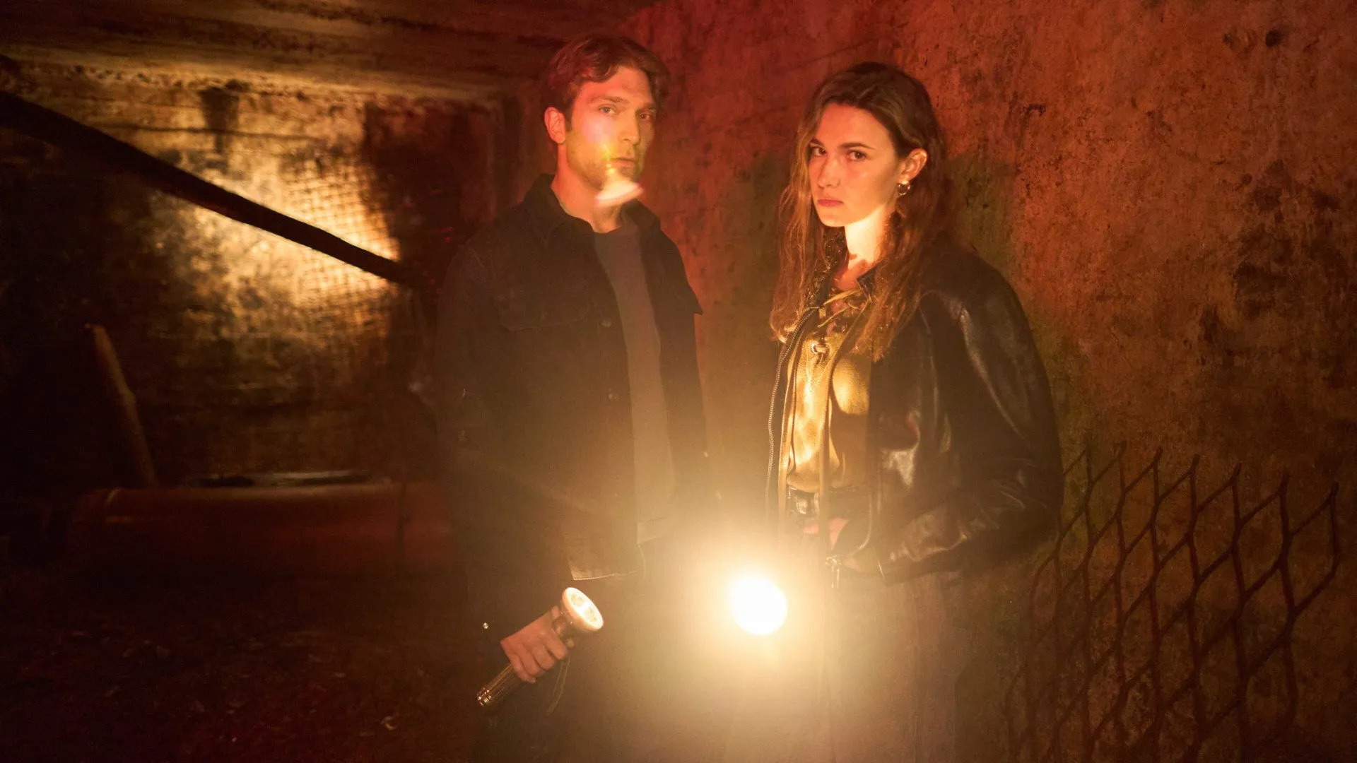 Polski serial szpiegowski o agentach z Kiejkut. Każdy odcinek przyciąga milion widzów