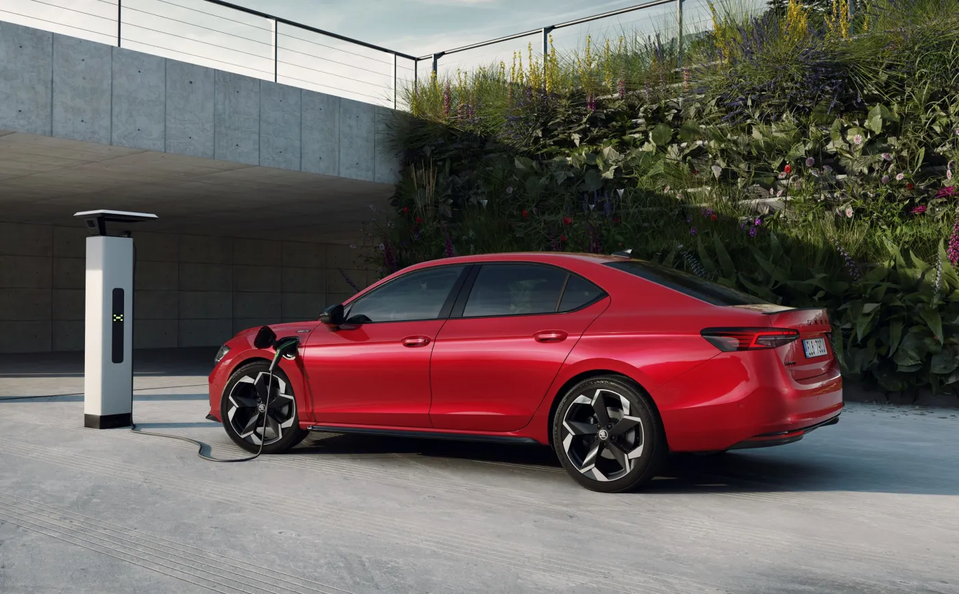 Nowa Skoda Superb Liftback z hybrydą plug-in 268 KM