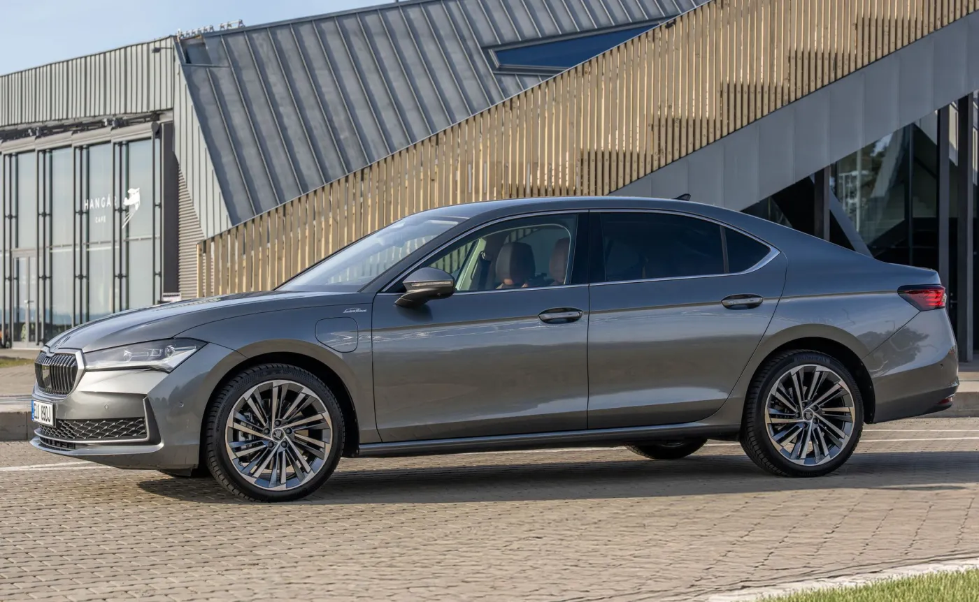 Nowa Skoda Superb Liftback z hybrydą plug-in 268 KM