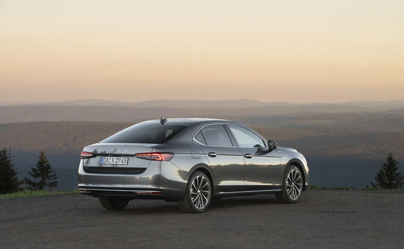 Nowa Skoda Superb Liftback z hybrydą plug-in 268 KM