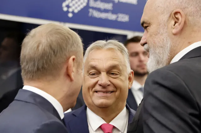 Tusk wywołuje Nawrockiego i Kaczyńskiego do tablicy. Orban nie wytrzymał: Co ty zrobiłeś?
