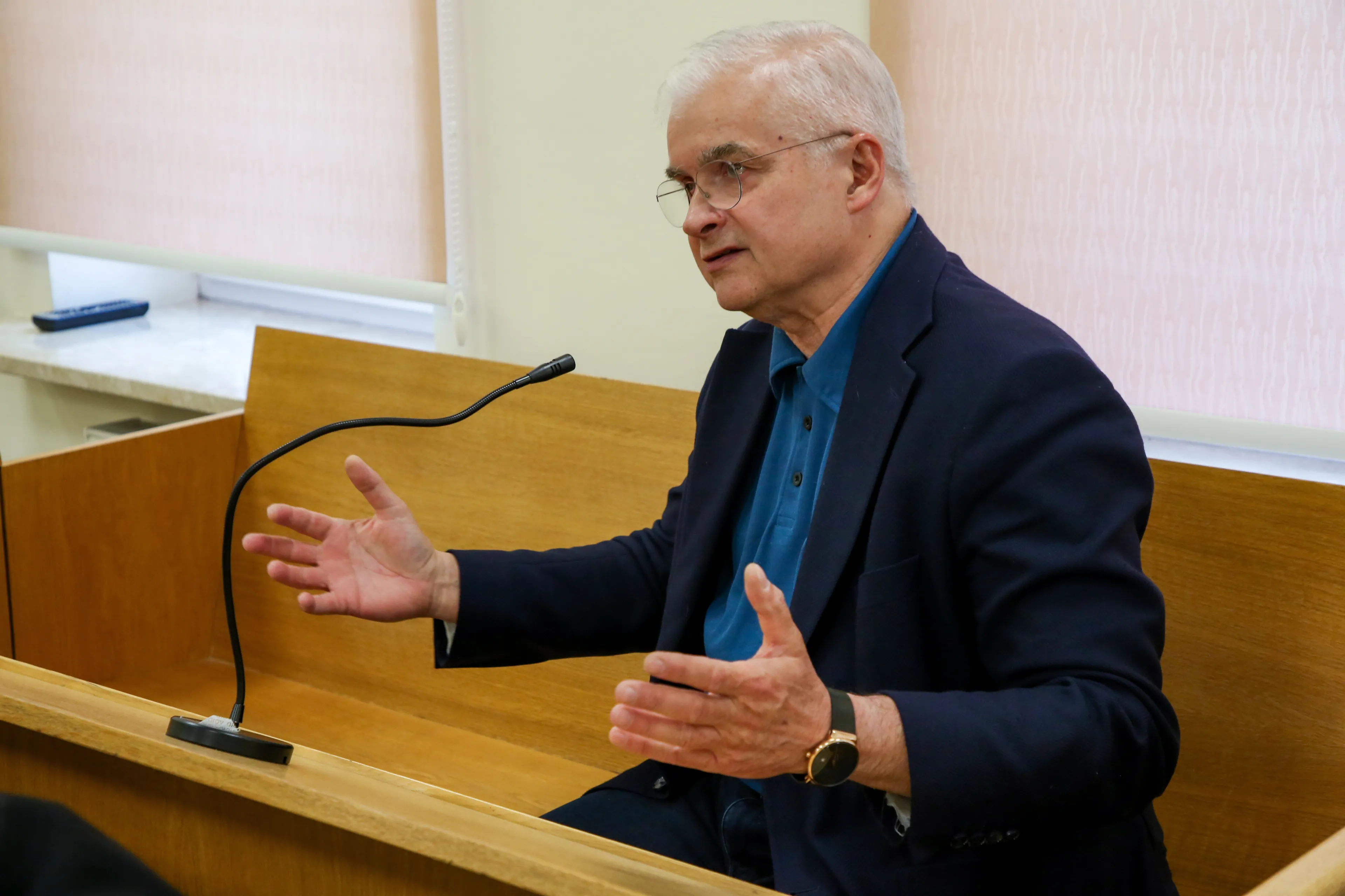 Były premier oskarżony o potrącenie rowerzystki i ucieczkę. Sprawa umorzona