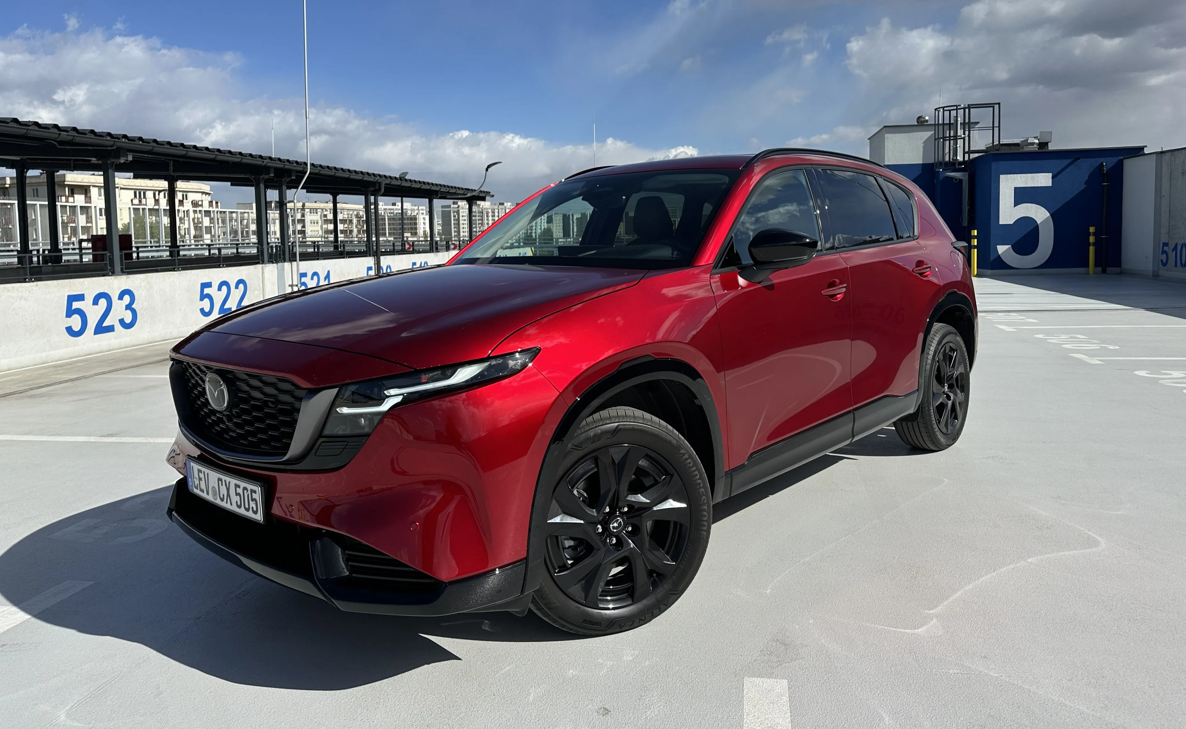 Ma silnik 2.5 i znika w ciemno. Nowa Mazda trzęsie rynkiem, a cena jest hitem