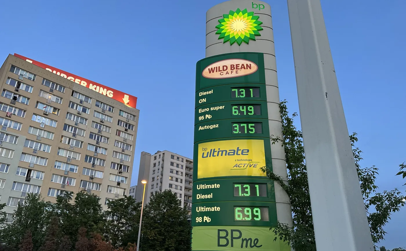 Pylon stacji BP z cenami paliw 6,49 zł za benzynę 95 i 7,31 zł za diesel przed obniżkami 7 maja
