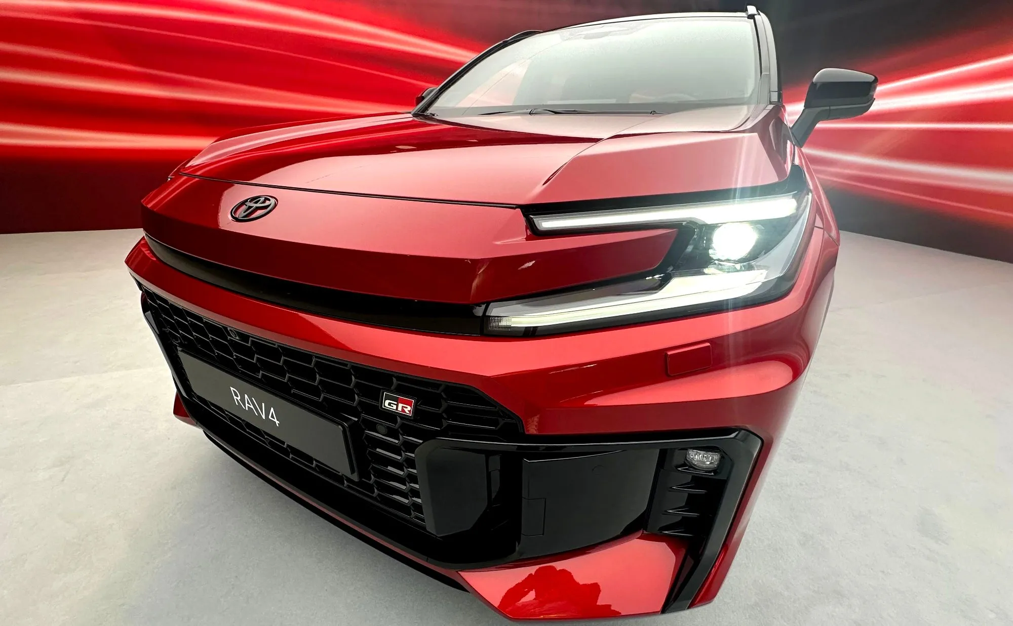 Nowa Toyota znika w ciemno. Jest elegancka, szybka i wygodna. Cena hitem