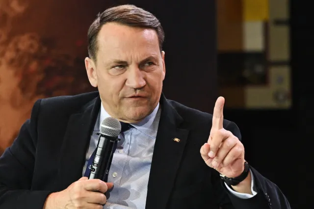 Sikorski ostrzega: Rosja może szykować coś "szalonego"