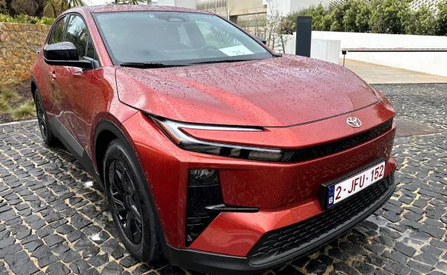 Polacy kupują 397 aut dziennie. Nowa Toyota ośmiesza cenniki konkurencji