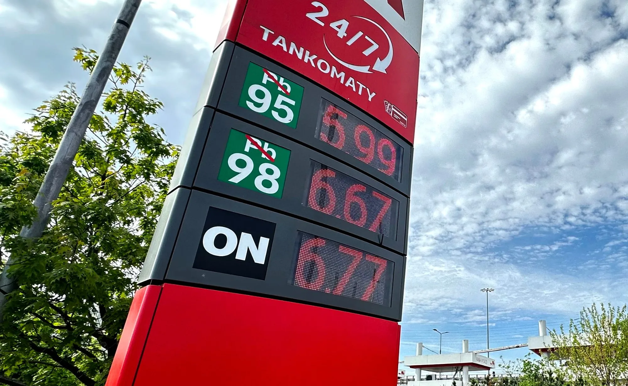 Polacy rzucili się na paliwo po 5,99 zł. Od poniedziałku benzyna 95 skacze do takiego poziomu