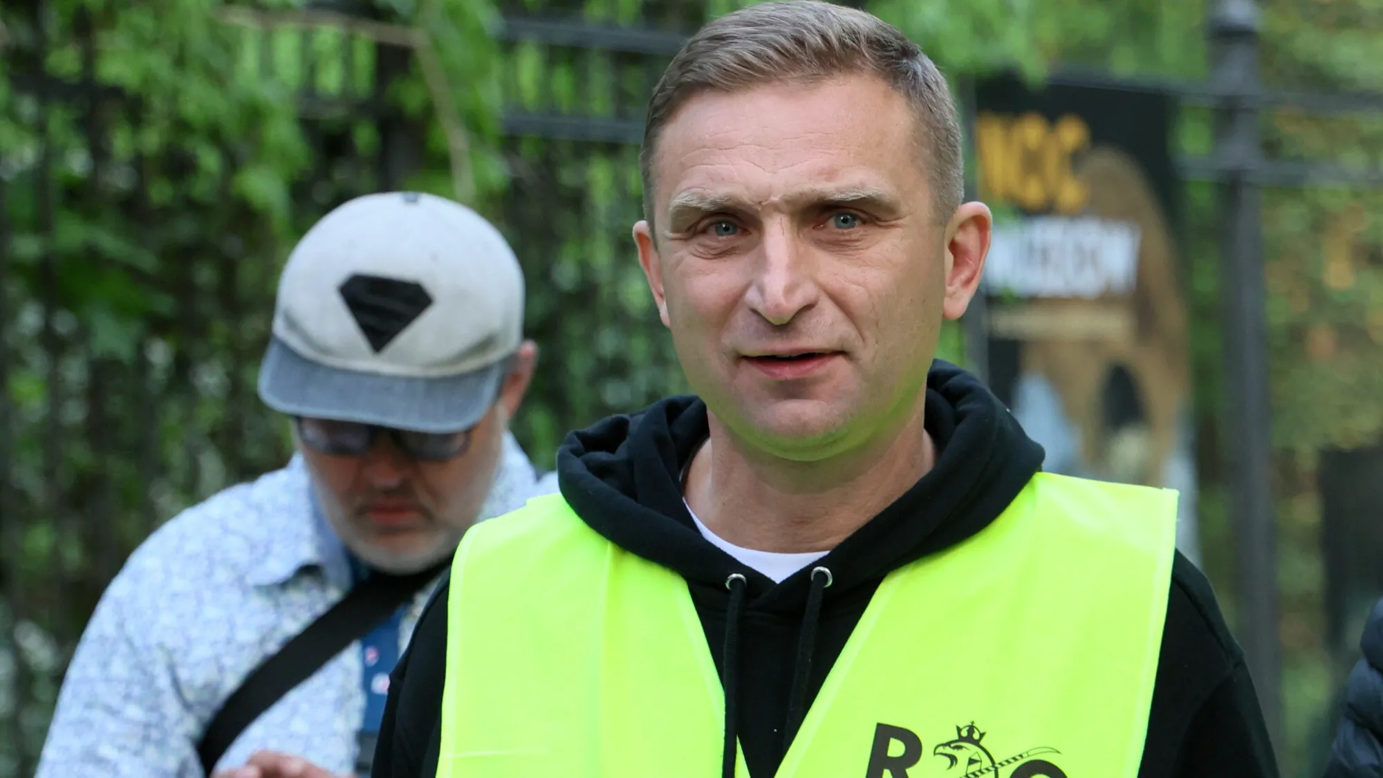 Bąkiewicz zatrzymany w Niemczech. Ruch Obrony Granic chciał postawić krzyż w Berlinie